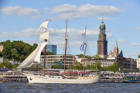 Das traditionsreiche Segelschiff geriet mitten in der Nacht in Brand. (Archivbild) Foto: Georg Wendt/dpa