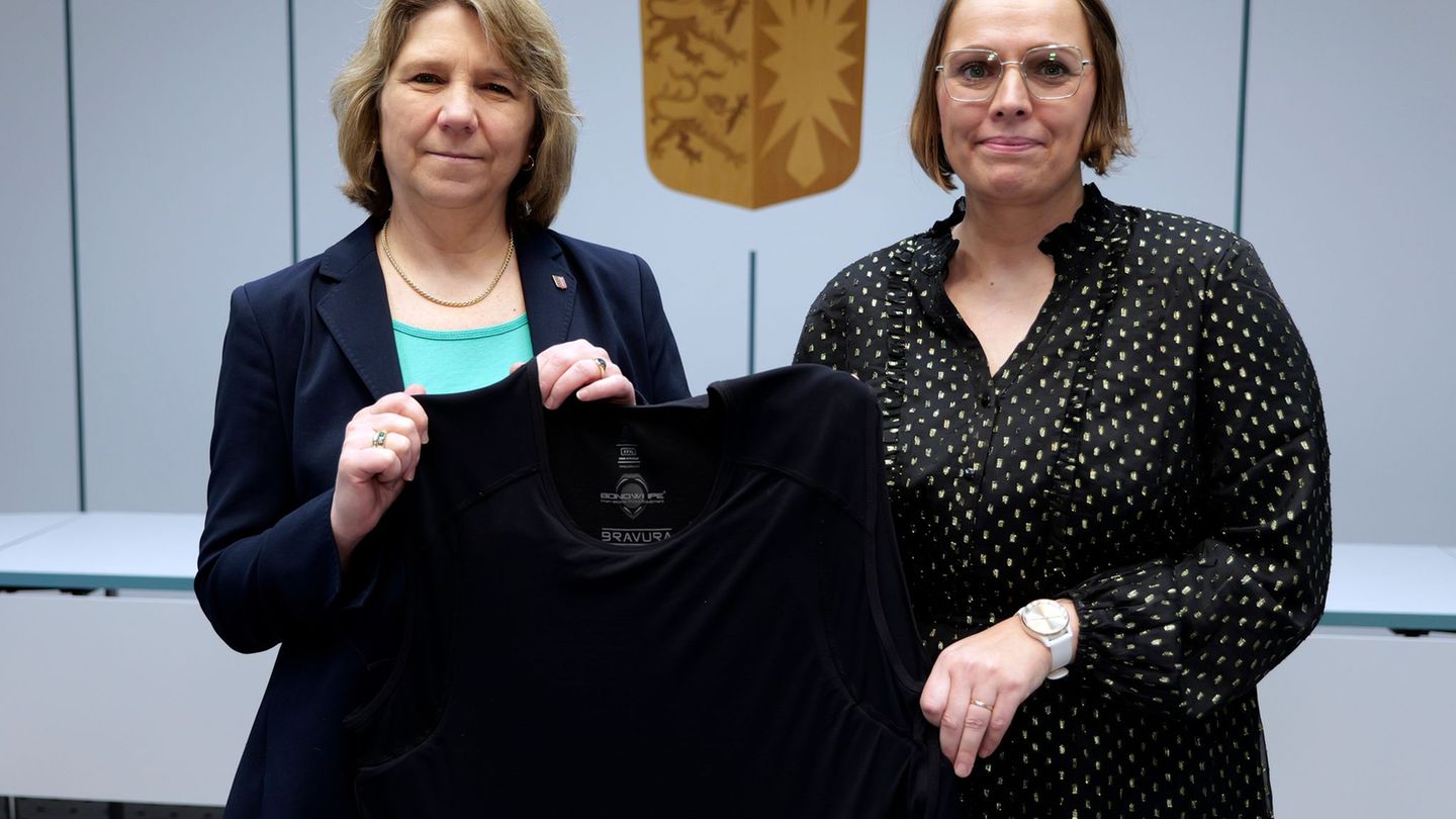 Schleswig-Holsteins Justizministerin Kerstin von der Decken (links, CDU) und die Gerichtsvollzieherin Mareile Dufke zeigen eine