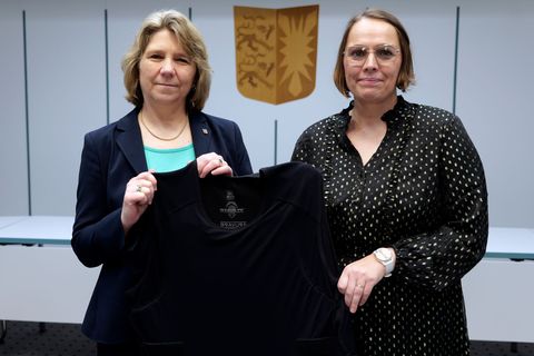 Schleswig-Holsteins Justizministerin Kerstin von der Decken (links, CDU) und die Gerichtsvollzieherin Mareile Dufke zeigen eine