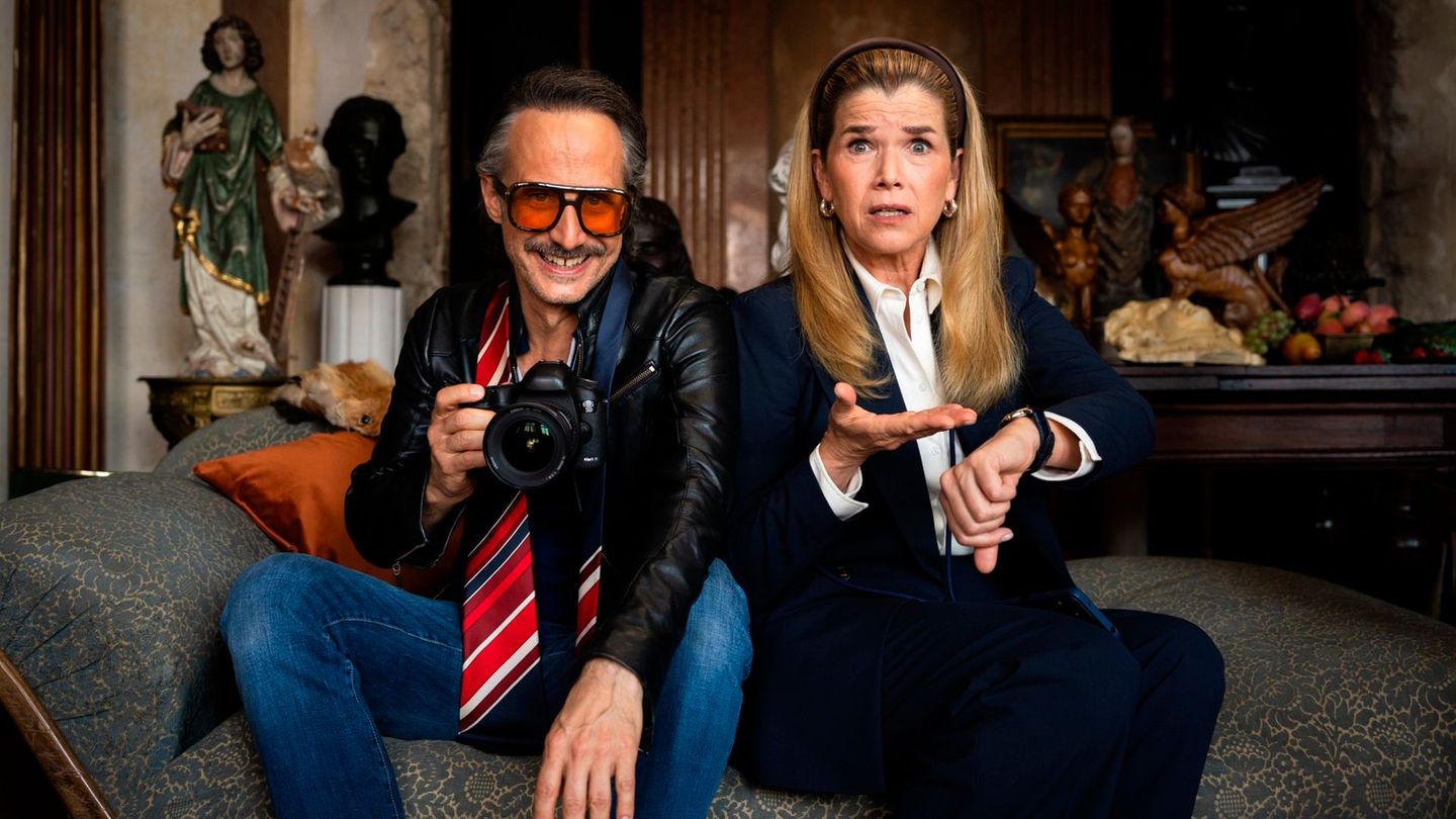 Neue Kurzfilmreihe zum Jahreswechsel: Mareike Berger (Anke Engelke) und ihr Ex-Freund Miller (Michael Ostrowski) müssen in "Eine halbe Stunde ist viel Zeit" eine Hochzeit retten.