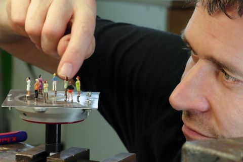 "Wunderland – Vom Kindheitstraum zum Welterfolg" erzählt davon, wie in Hamburg mit viel Liebe zum Detail die größte Modelleisenbahn der Welt errichtet wurde.