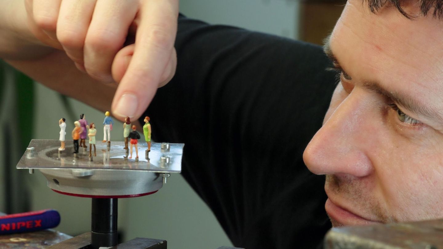 "Wunderland – Vom Kindheitstraum zum Welterfolg" erzählt davon, wie in Hamburg mit viel Liebe zum Detail die größte Modelleisenbahn der Welt errichtet wurde.