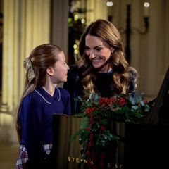Prinzessin Kate und ihre Tochter Charlotte am Klavier
