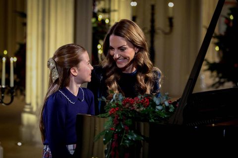 Prinzessin Kate und ihre Tochter Charlotte am Klavier