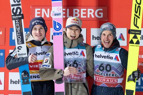 Drei Kandidaten für den Tourneesieg: Domen Prevc, Ryoyu Kobayashi und Felix Hoffmann (l-r). (Archivbild) Foto: Urs Flueeler/KEYS