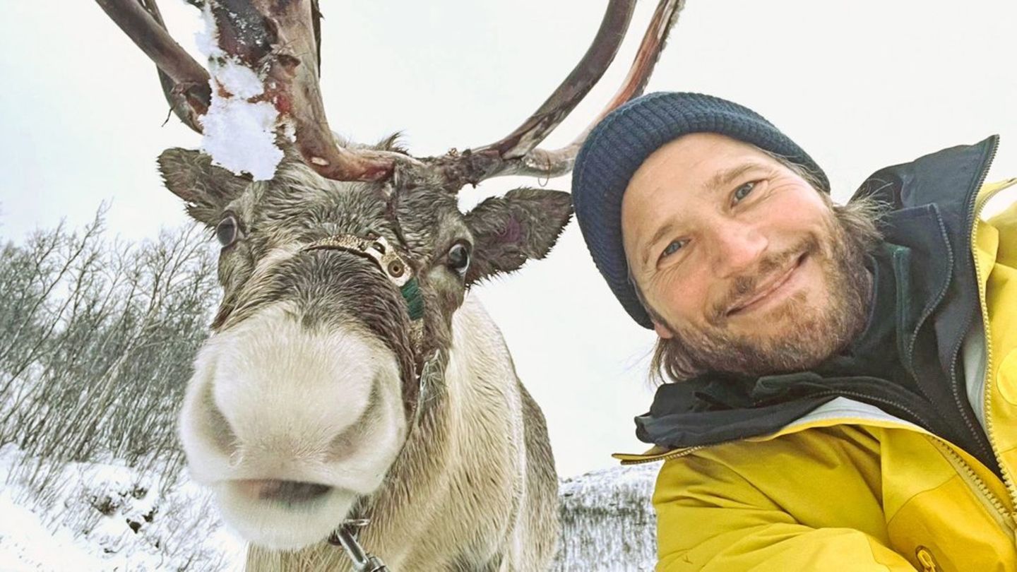 Selfie mit Rentier: Sebastian Ströbel macht bei "Terra X"-Doku Bekanntschaft mit mehreren Tieren.