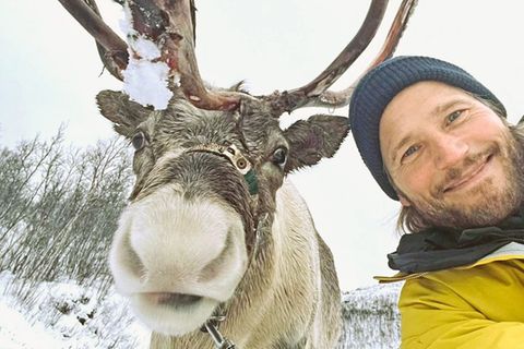 Selfie mit Rentier: Sebastian Ströbel macht bei "Terra X"-Doku Bekanntschaft mit mehreren Tieren.