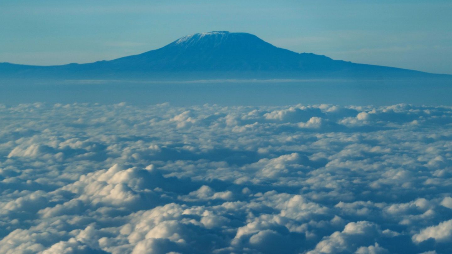 Der Gipfel des Kilimandscharo ragt aus der Wolkendecke hervor. (Archivbild) Foto: Xie Jianfei/XinHua/dpa