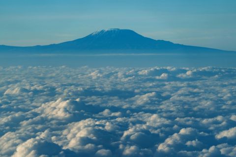 Der Gipfel des Kilimandscharo ragt aus der Wolkendecke hervor. (Archivbild) Foto: Xie Jianfei/XinHua/dpa
