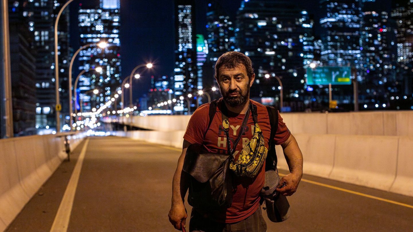 Davit ist einer von mehr als 15.000 Obdachlosen in Toronto. Nachts zieht er auf der Suche nach Lebensmitteln durch die Stadt.