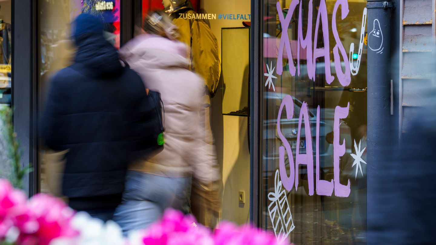 Viele Kunden schauten im Weihnachtsgeschäft stark auf Preise und Rabatte. Foto: Andreas Arnold/dpa