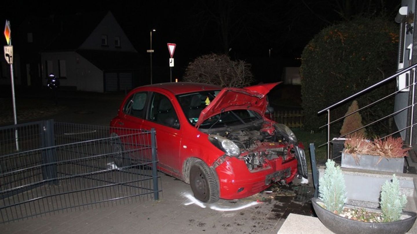 Die Beifahrerin wurde ins Krankenhaus gebracht. Foto: -/Polizei Hamm/dpa