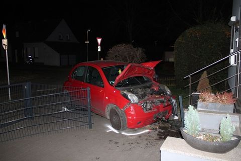 Die Beifahrerin wurde ins Krankenhaus gebracht. Foto: -/Polizei Hamm/dpa