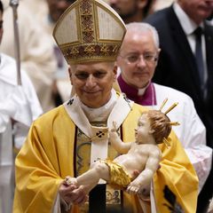 Papst Leo XIV. trägt die Figur des Jesuskindes bei der Messe im vollbesetzten Petersdom