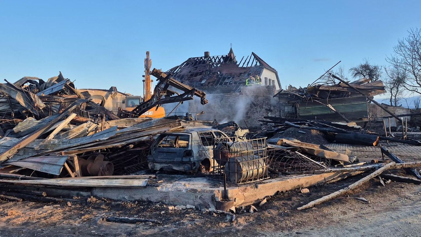 Mehrere Hofgebäude standen in Flammen, der Schaden ist immens. Foto: Stefan Wintermeier/zema-medien.de/dpa