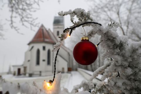 Nur wenige Menschen konnten Heiligabend im Schnee feiern. Foto: Thomas Warnack/dpa