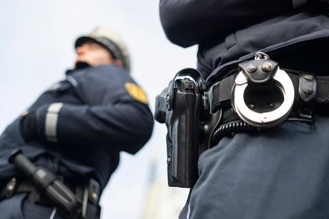 Die Nacht verbrachte der Störer in einer Gewahrsamszelle. (Symbolbild) Foto: Marijan Murat/dpa