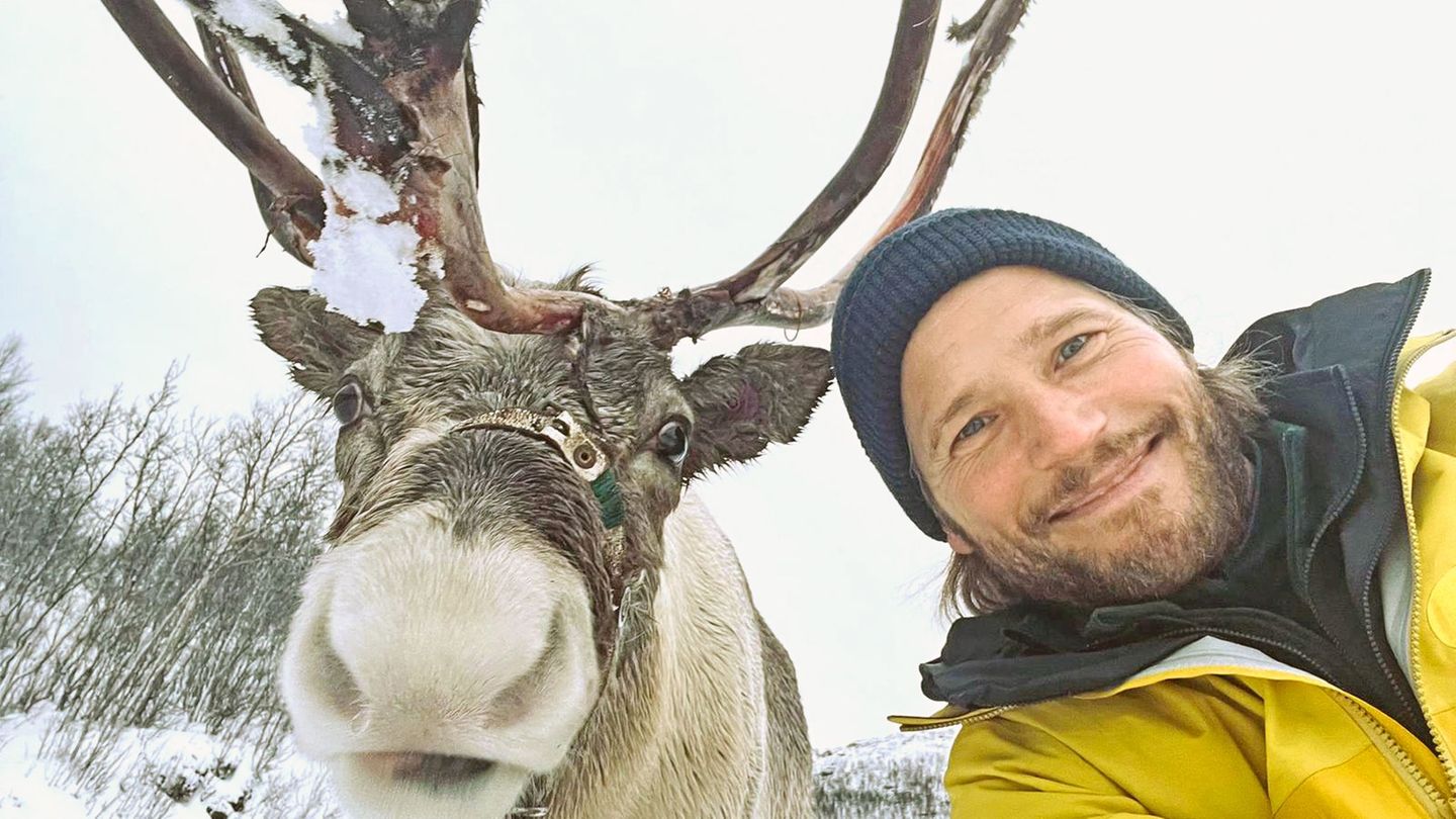 Schauspieler Sebastian Ströbel nimmt sein Publikum in der ZDF-Dokumentation "Meine Arktis" mit ans eisige Ende der Welt. (Handou