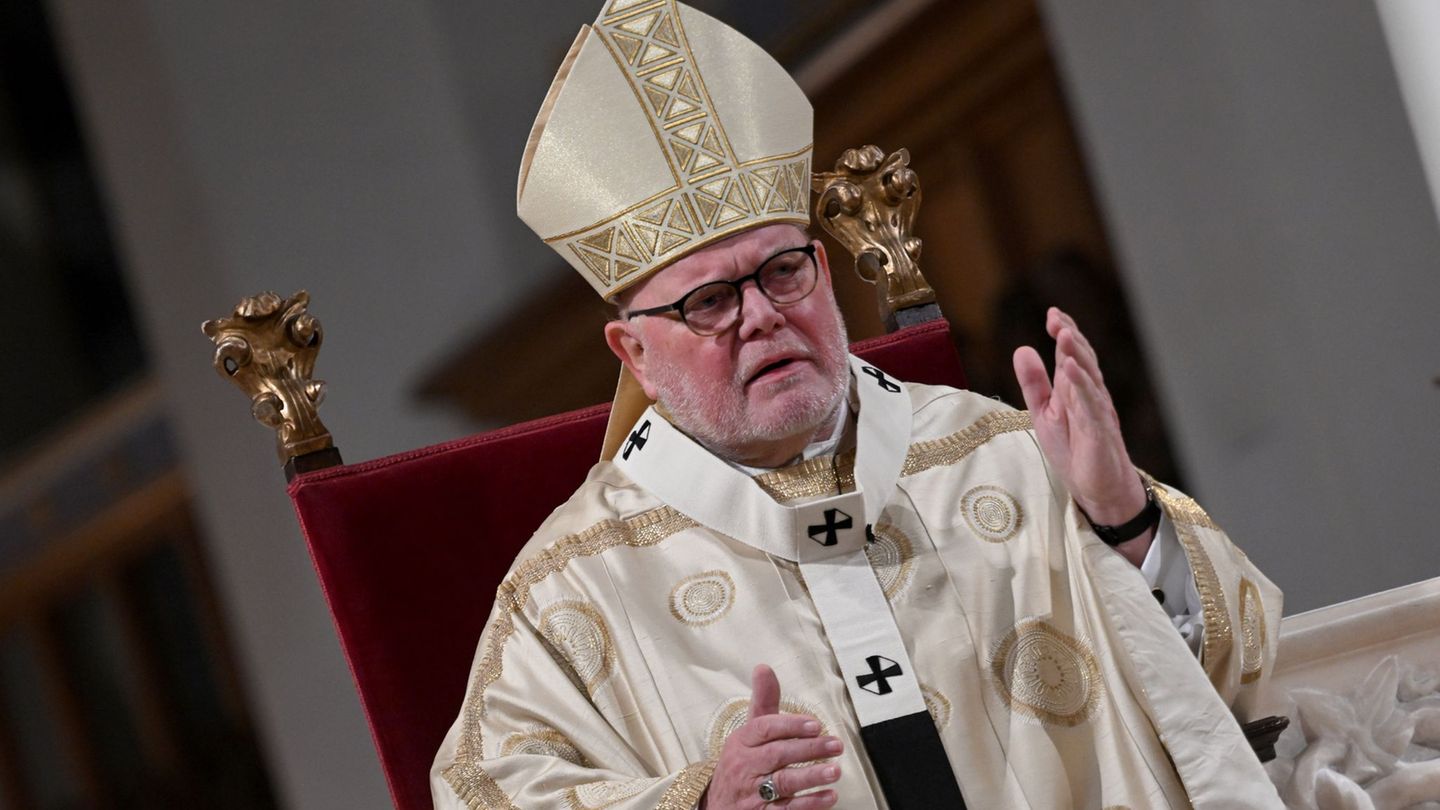 Kardinal Reinhard Marx spricht während der Christmette im Münchner Dom. Foto: Felix Hörhager/dpa