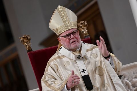 Kardinal Reinhard Marx spricht während der Christmette im Münchner Dom. Foto: Felix Hörhager/dpa