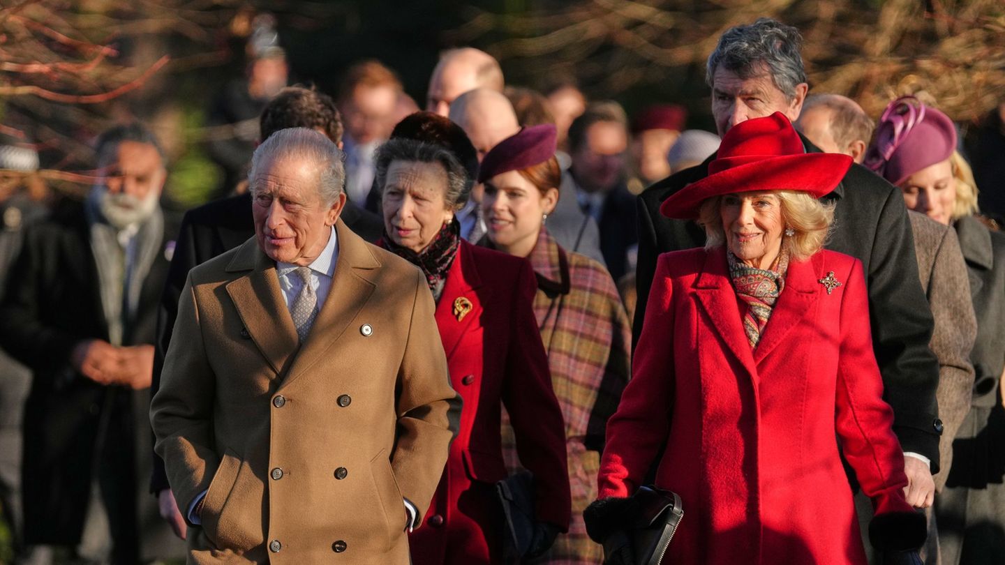Die Königsfamilie auf dem Weg zum Weihnachtsgottesdienst, vorne weg König Charles III. – ohne Andrew, dafür mit seinen Töchtern