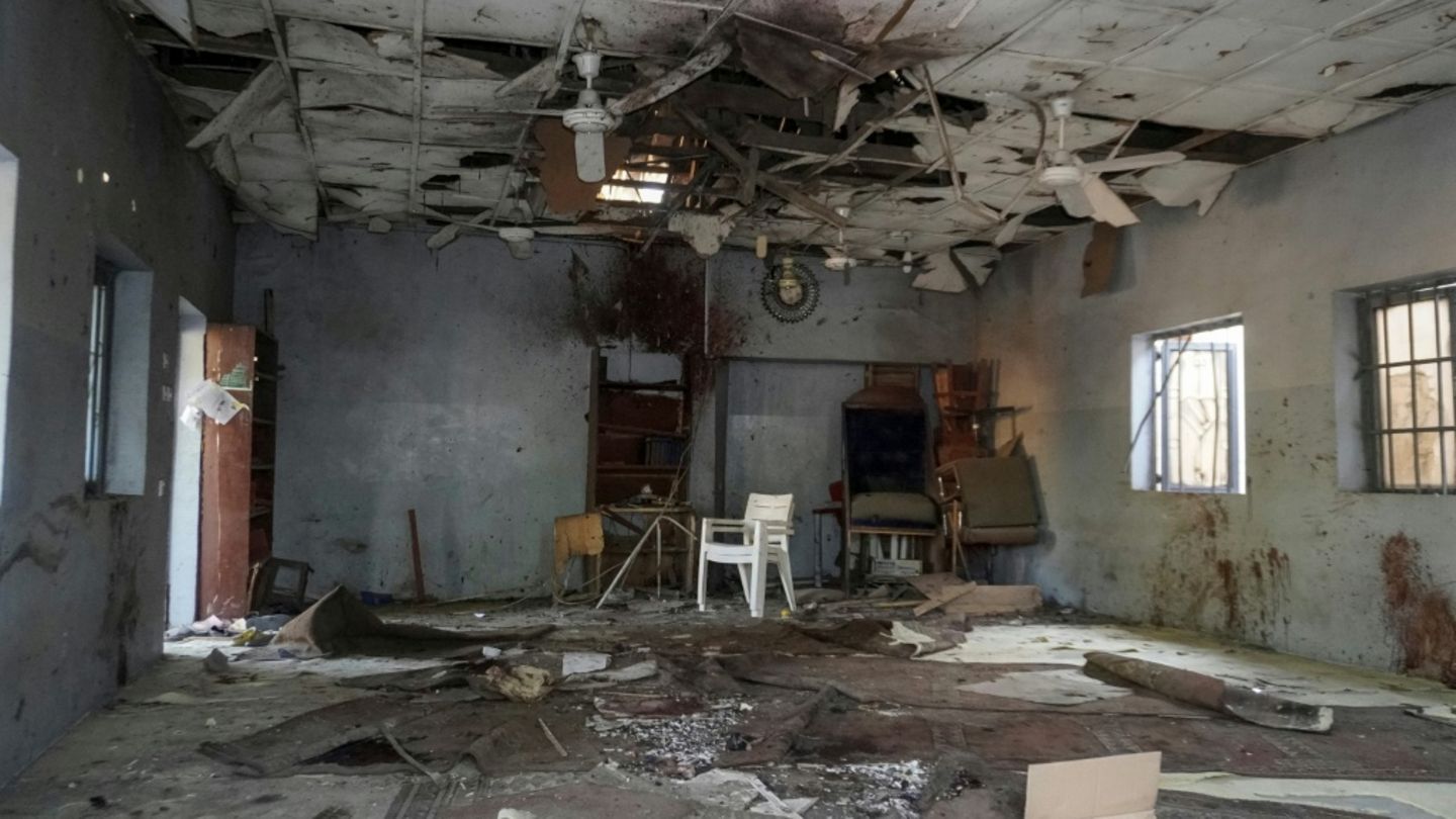 Beschädigte Moschee nach Anschlag an Weihnachten