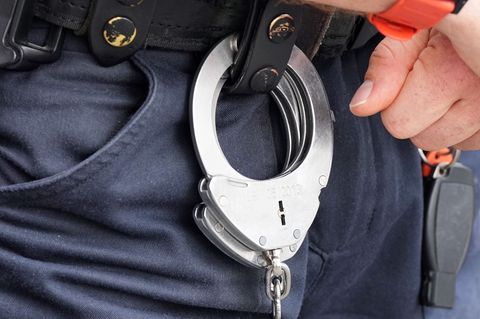 Eine Frau in Neuruppin flüchtet nach einem Streit auf die Straße und ruft um Hilfe. (Symbolbild) Foto: Soeren Stache/dpa