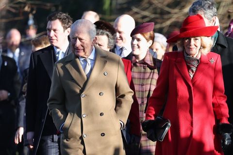König Charles und Königin Camilla auf dem Weg zum Gottesdienst in Sandringham.