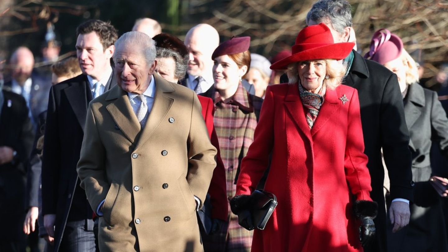 König Charles und Königin Camilla auf dem Weg zum Gottesdienst in Sandringham.