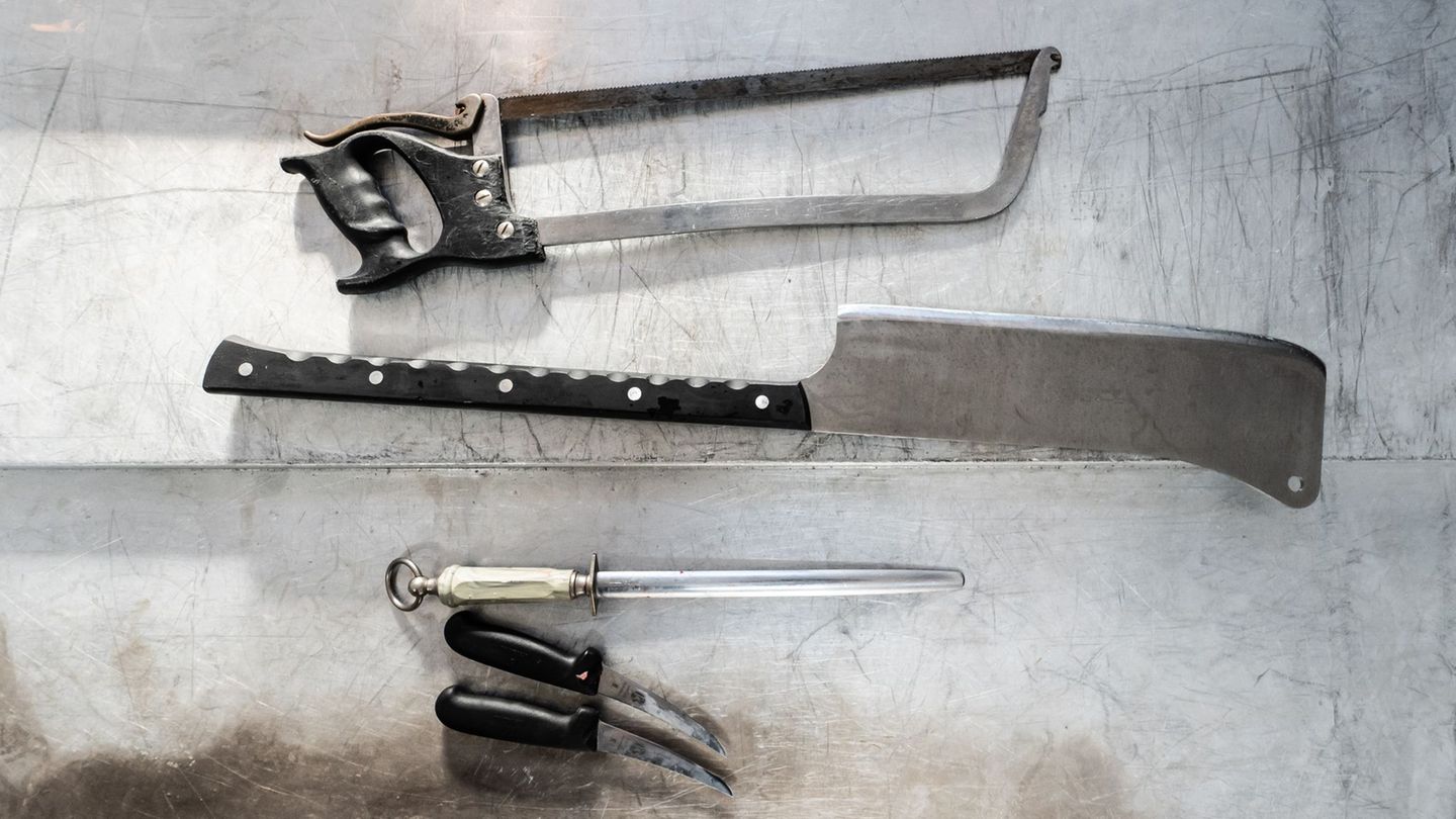 Werkzeug zum Zerlegen eines Rinds liegt auf einem Tisch. (Archivbild) Foto: Silas Stein/dpa