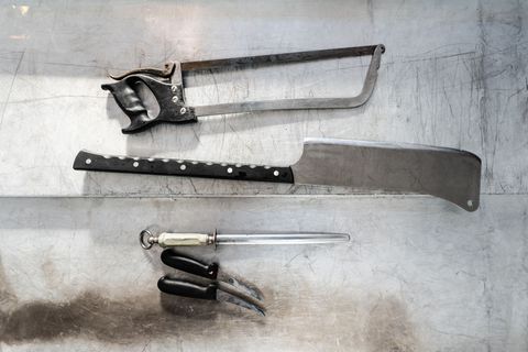 Werkzeug zum Zerlegen eines Rinds liegt auf einem Tisch. (Archivbild) Foto: Silas Stein/dpa