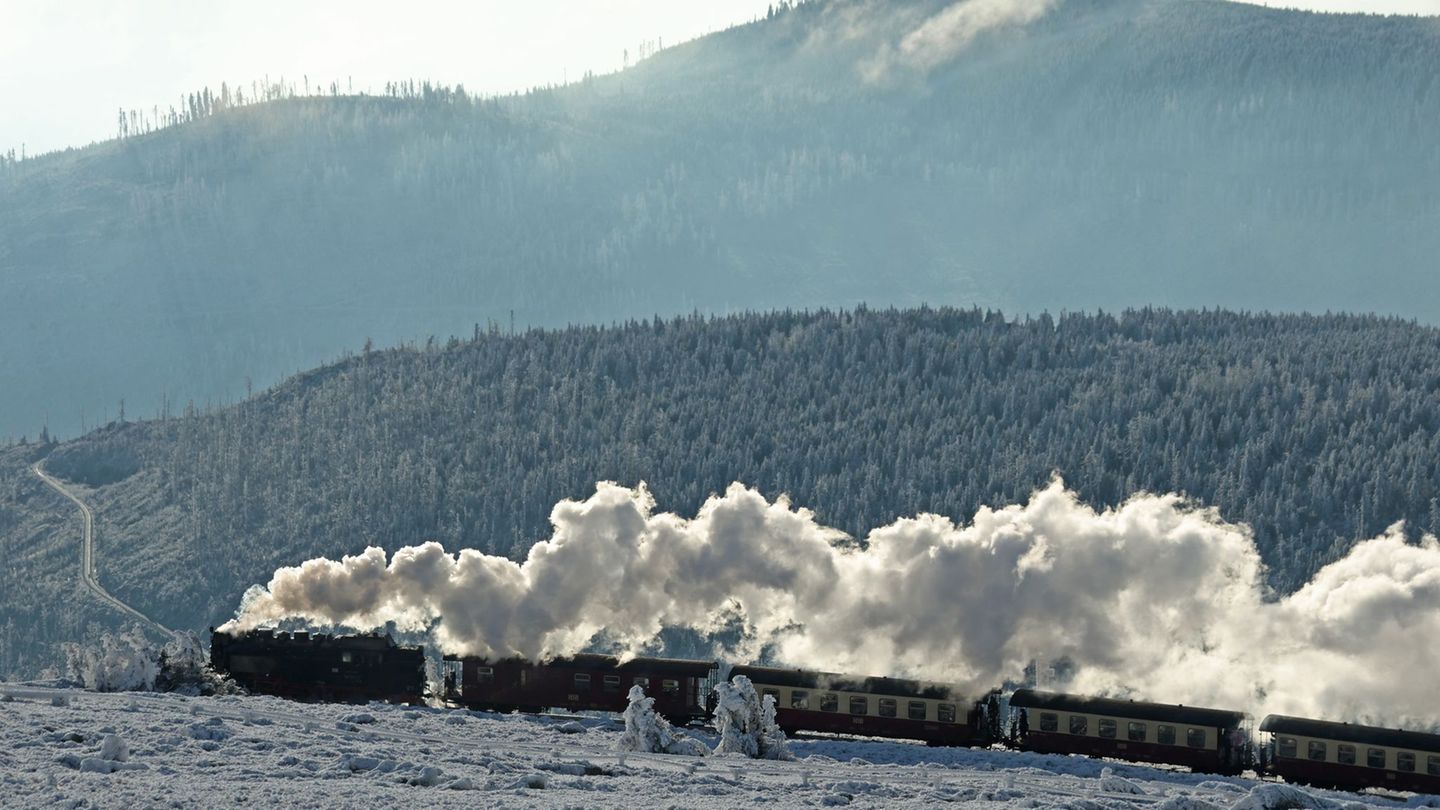 Winterlich zeigt sich der Brocken am ersten Weihnachtstag. Foto: Matthias Bein/dpa