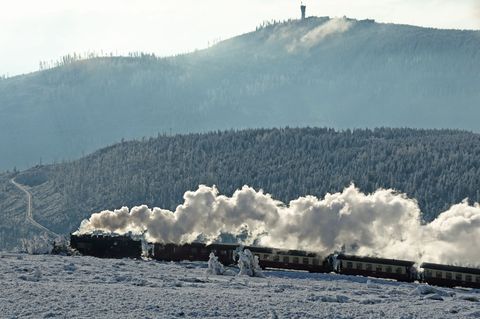 Winterlich zeigt sich der Brocken am ersten Weihnachtstag. Foto: Matthias Bein/dpa
