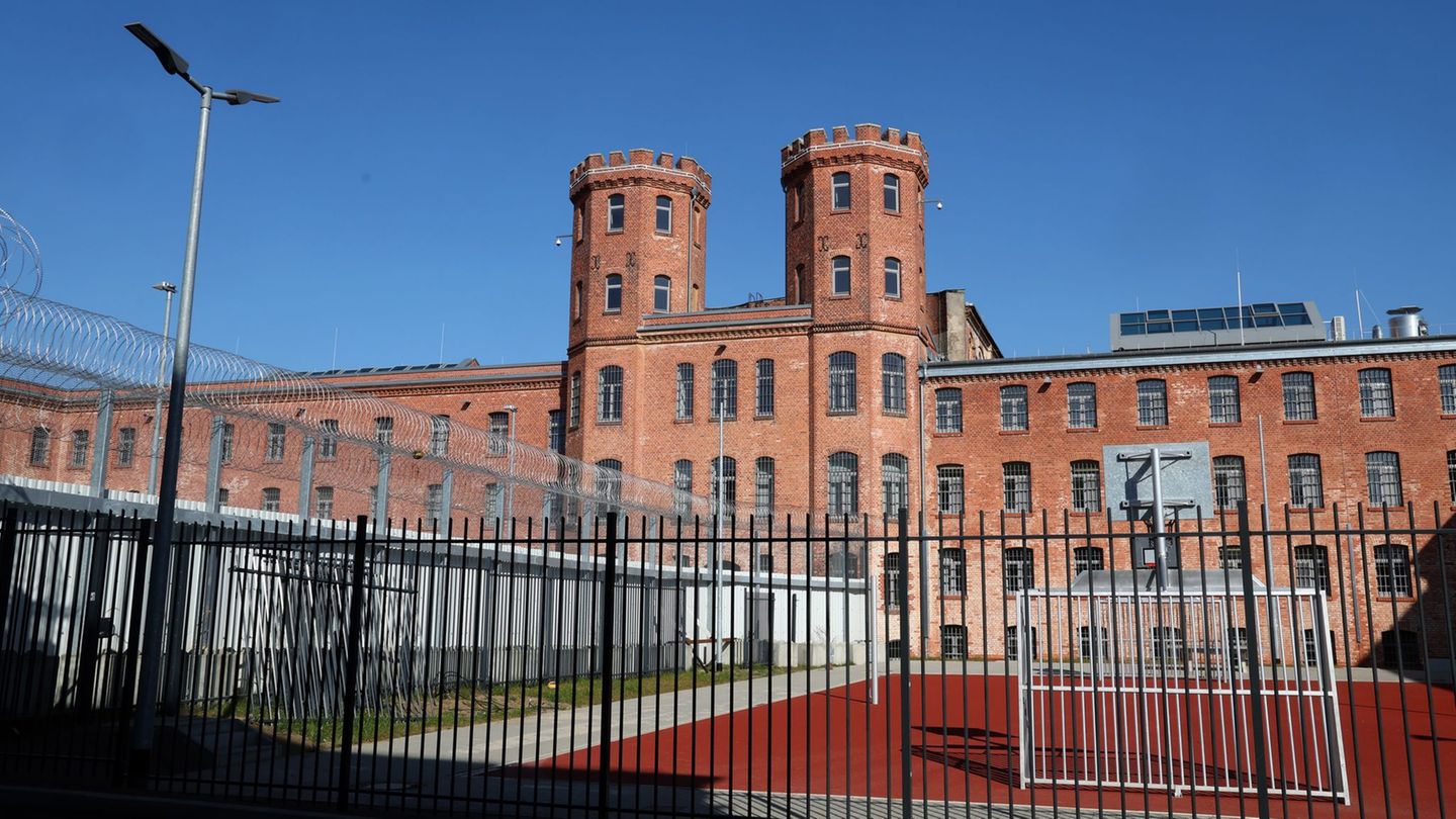 Ein 27 Jahre alter Gefangener ist am Donnerstagmorgen tot in seiner Zelle in der JVA Bützow gefunden worden. (Symbolbild) Foto: