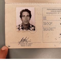 Eine Seite aus dem vermeintlichen Reisepass zeigt das Foto Epsteins