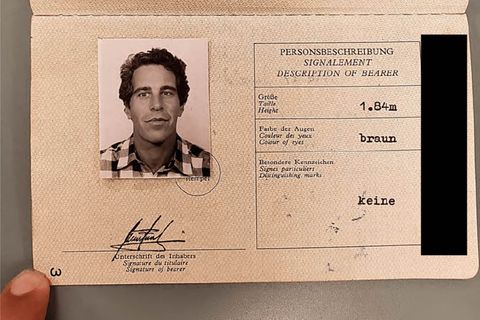 Eine Seite aus dem vermeintlichen Reisepass zeigt das Foto Epsteins