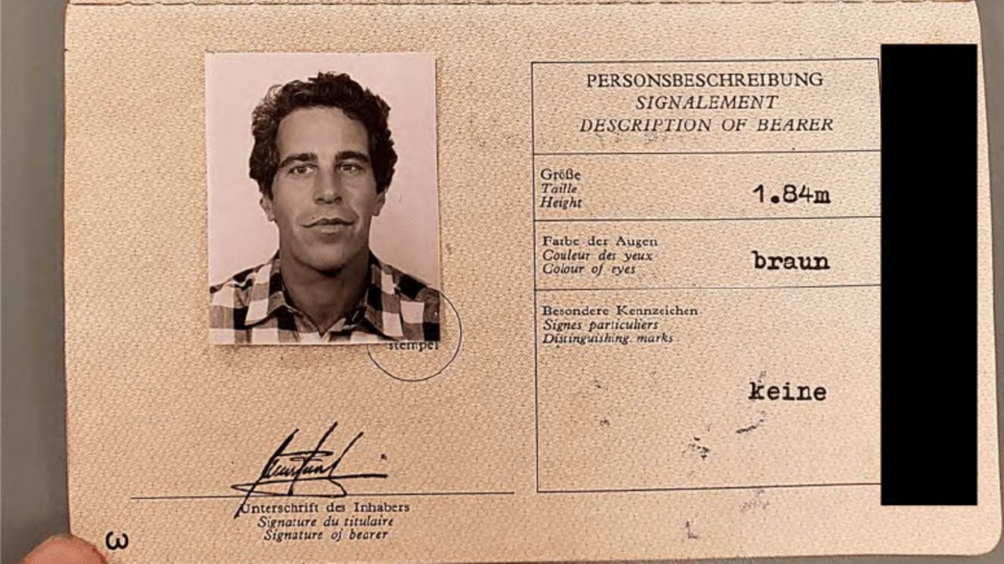 Eine Seite aus dem vermeintlichen Reisepass zeigt das Foto Epsteins