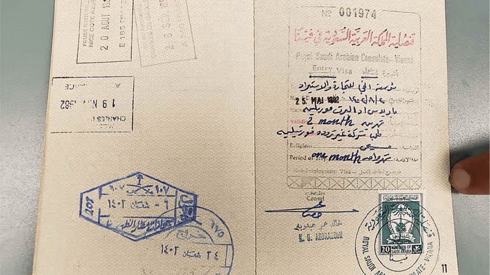 Viele Stempel, viele Länder – eine der Doppelseiten aus dem Dokument, das zeigen soll, wo die Person offenbar ein- und ausgereist ist