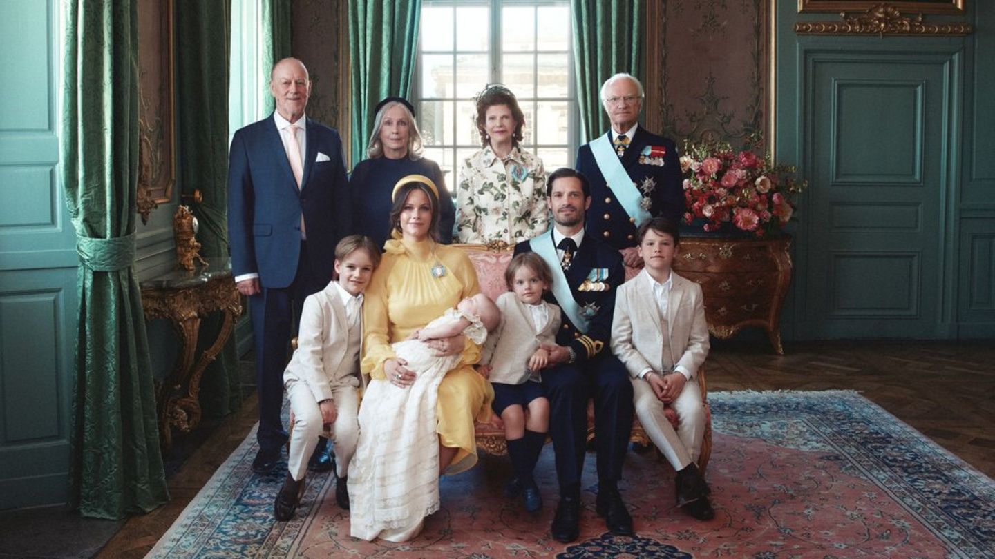 Der schwedische Palast veröffentlichte nach der Taufe von Prinzessin Ines unter anderem dieses Foto der stolzen Eltern, Großel