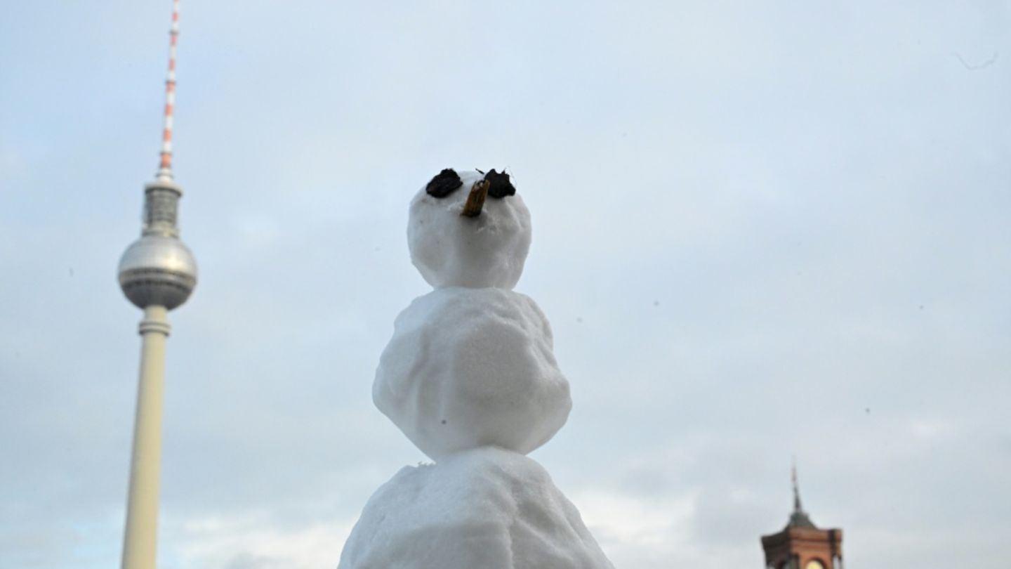 Schneemann am Humboldt Forum