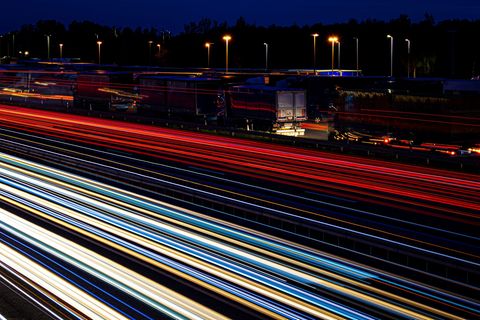 Die Fahrerinnen und Fahrer bekamen unter anderem Süßigkeiten. (Symbolbild) Foto: Moritz Frankenberg/dpa