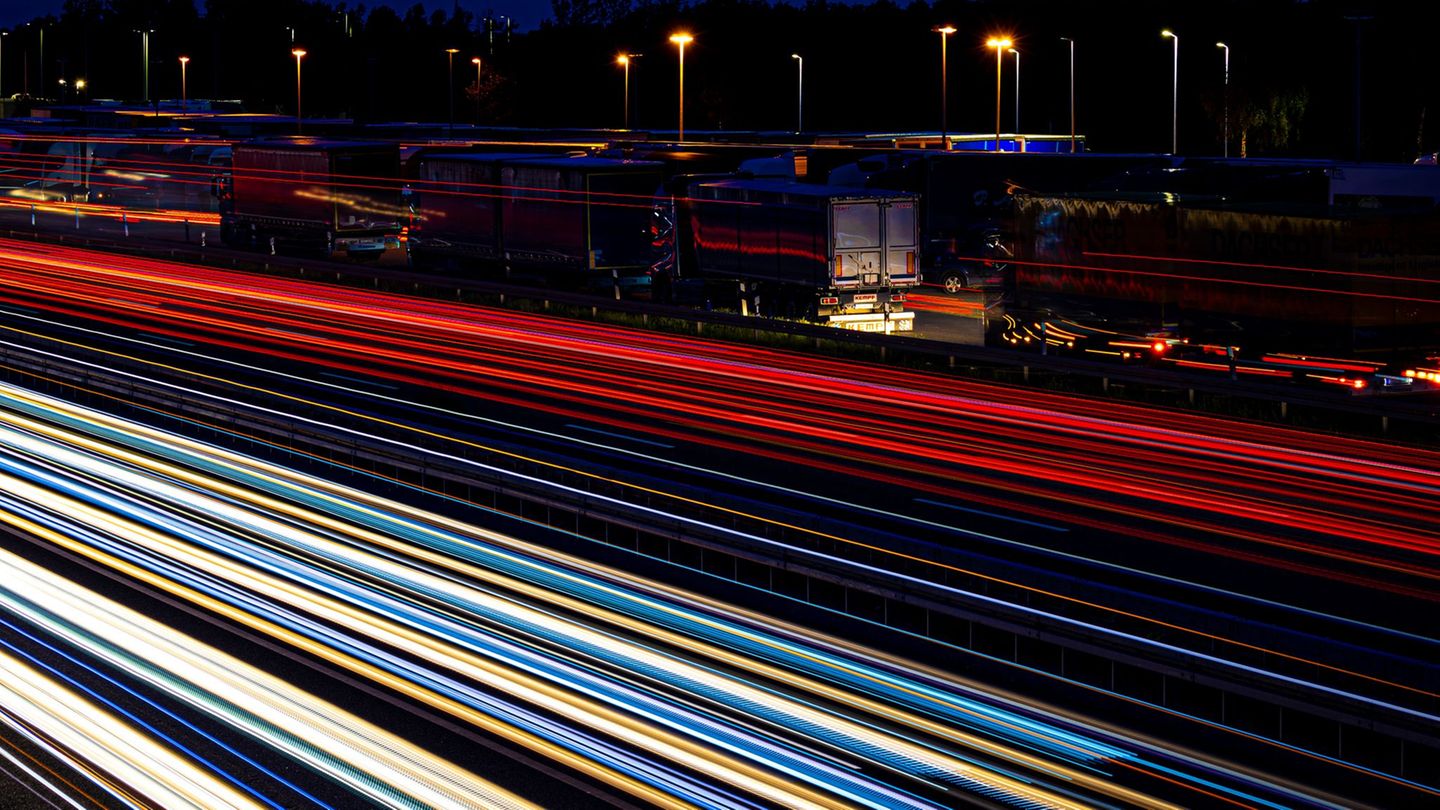 Die Fahrerinnen und Fahrer bekamen unter anderem Süßigkeiten. (Symbolbild) Foto: Moritz Frankenberg/dpa