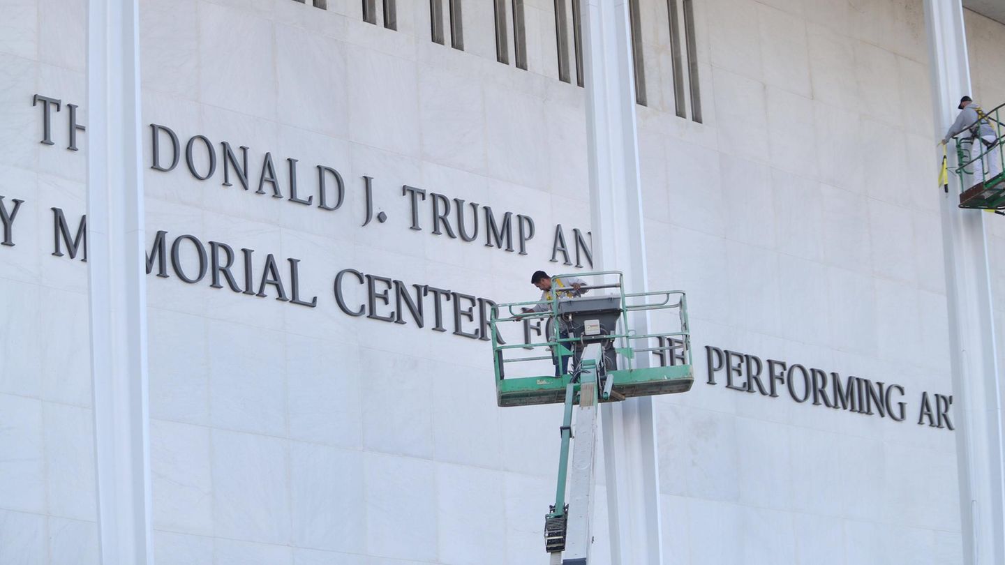 Der Name von US-Präsident Donald Trump wurde an der Fassade des ursprünglichen Kennedys Centers angebracht
