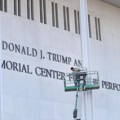 Der Name von US-Präsident Donald Trump wurde an der Fassade des ursprünglichen Kennedys Centers angebracht