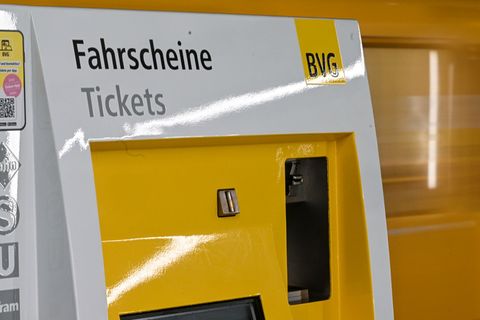 Ab Januar wird Bus- und Bahnfahren in Berlin und Brandenburg teurer. (Archivbild) Foto: Jens Kalaene/dpa