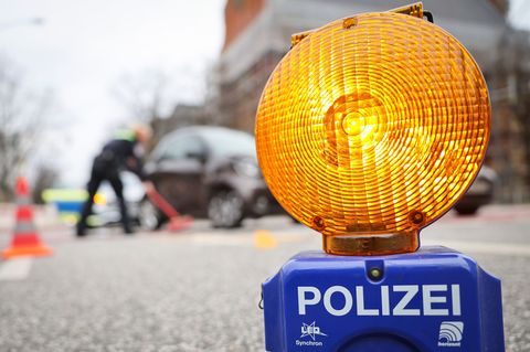 Präventionsprogramme extra für junge Fahrerinnen und Fahrer sollen für mehr Sicherheit auf den Straßen sorgen. (Illustration) Fo