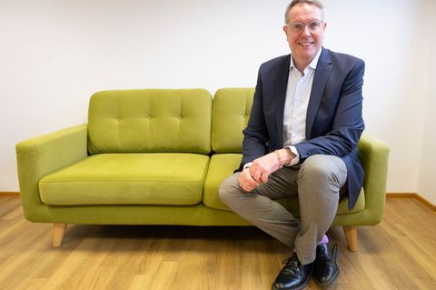 "Ich bin mit Dialekt aufgewachsen", sagt Schweitzer. Foto: Boris Roessler/dpa