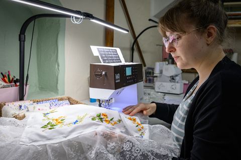 Leonie Schiemenz näht nebenberuflich Trachten. Foto: Patrick Pleul/dpa