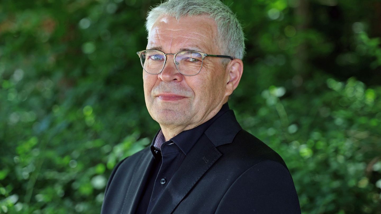 Rechtsmediziner Fred Zack möchte ein Stück weit die Position von Gewaltopfern vertreten. (Archivbild) Foto: Bernd Wüstneck/dpa
