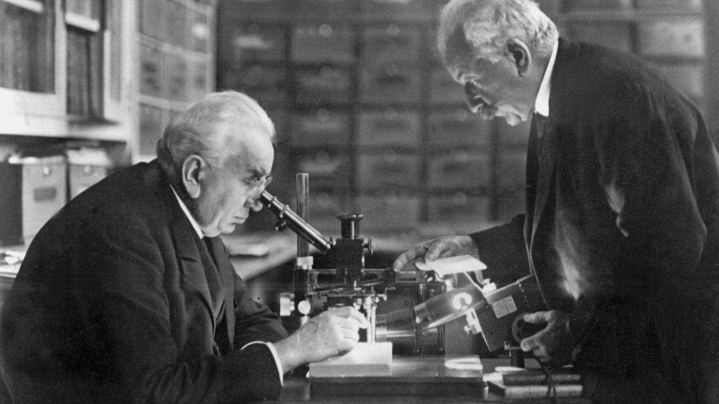 Die Brüder Auguste (rechts) und Louis Lumière gelten als Erfinder des Kinos. (Archivbild) Foto: picture-alliance / dpa